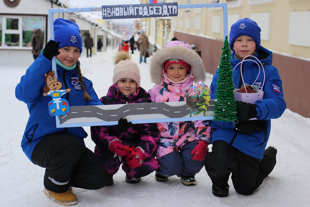 В Кирове автоинспекторы напомнили посетителям историко-культурных мест о дорожной безопасности В Кирове автоинспекторы напомнили посетителям историко-культурных мест о дорожной безопасности