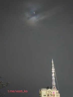 Кировская телевышка сегодня вновь засияла праздничными новогодними огнями