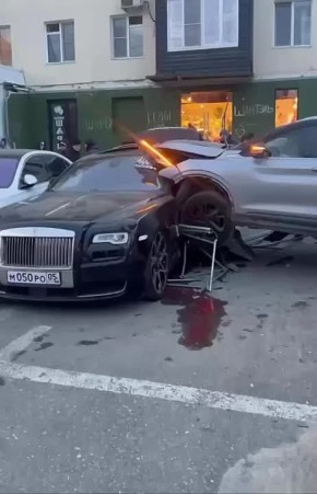 В Махачкале произошла авария с участием Geely Coolray и Rolls-Royce