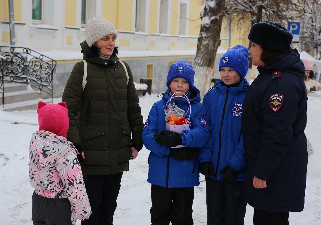 В Кирове автоинспекторы напомнили посетителям историко-культурных мест о дорожной безопасности В Кирове автоинспекторы напомнили посетителям историко-культурных мест о дорожной безопасности