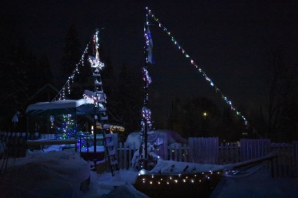 Жители области продолжают создавать праздничное настроение – взгляните, как потрудились супруги Лалетины из д. Осокино Омутнинского района!