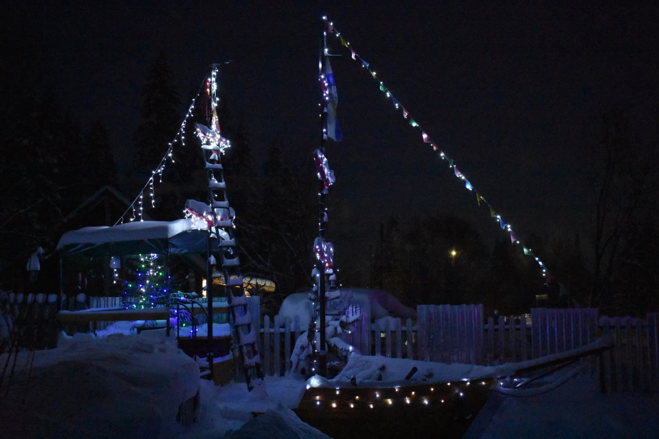 Жители области продолжают создавать праздничное настроение – взгляните, как потрудились супруги Лалетины из д. Осокино Омутнинского района!