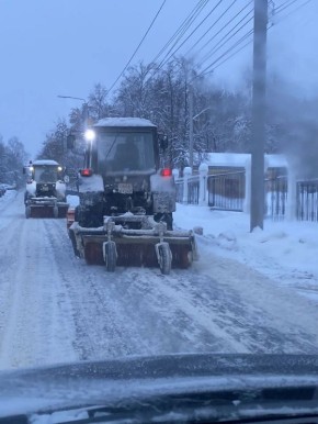 Более 90 единиц техники и 100 дворников вывели на улицы из-за снегопада