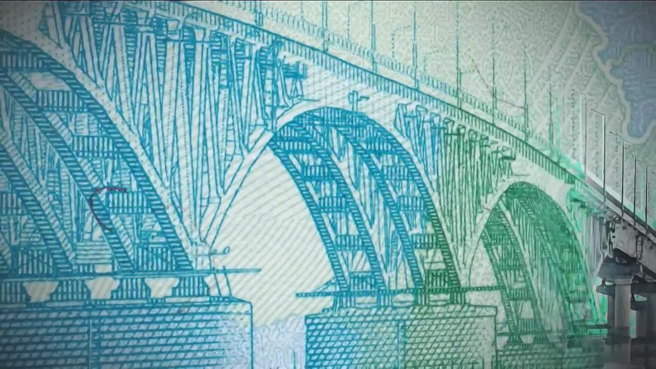 Центробанк ввел в обращение обновленную тысячерублевую банкноту