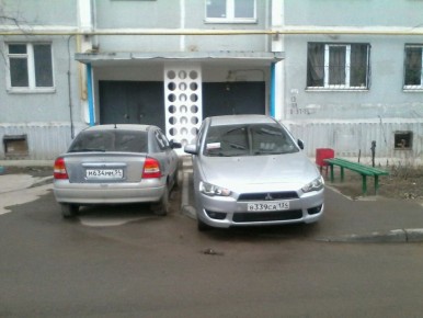 Как защитить свои окна от соседской парковки: реальная история из суда