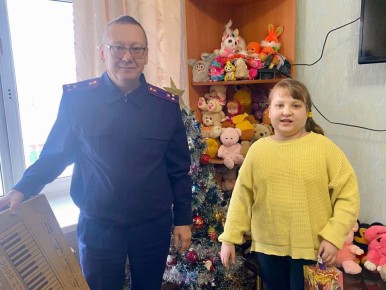 Сотрудники следственного управления СК России по Кировской области исполнили новогоднее желание девочки из города Вятские Поляны