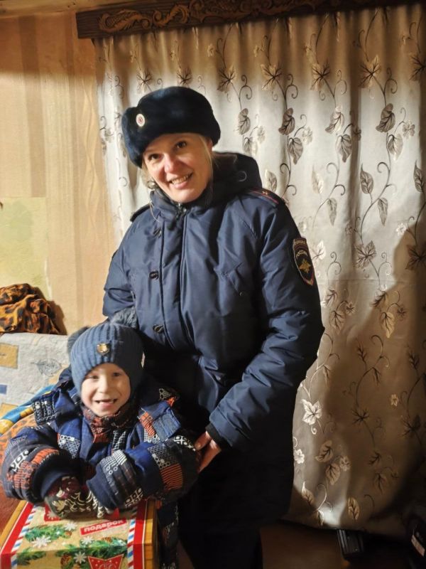«Полицейский Дед Мороз» шагает по районам Кировской области