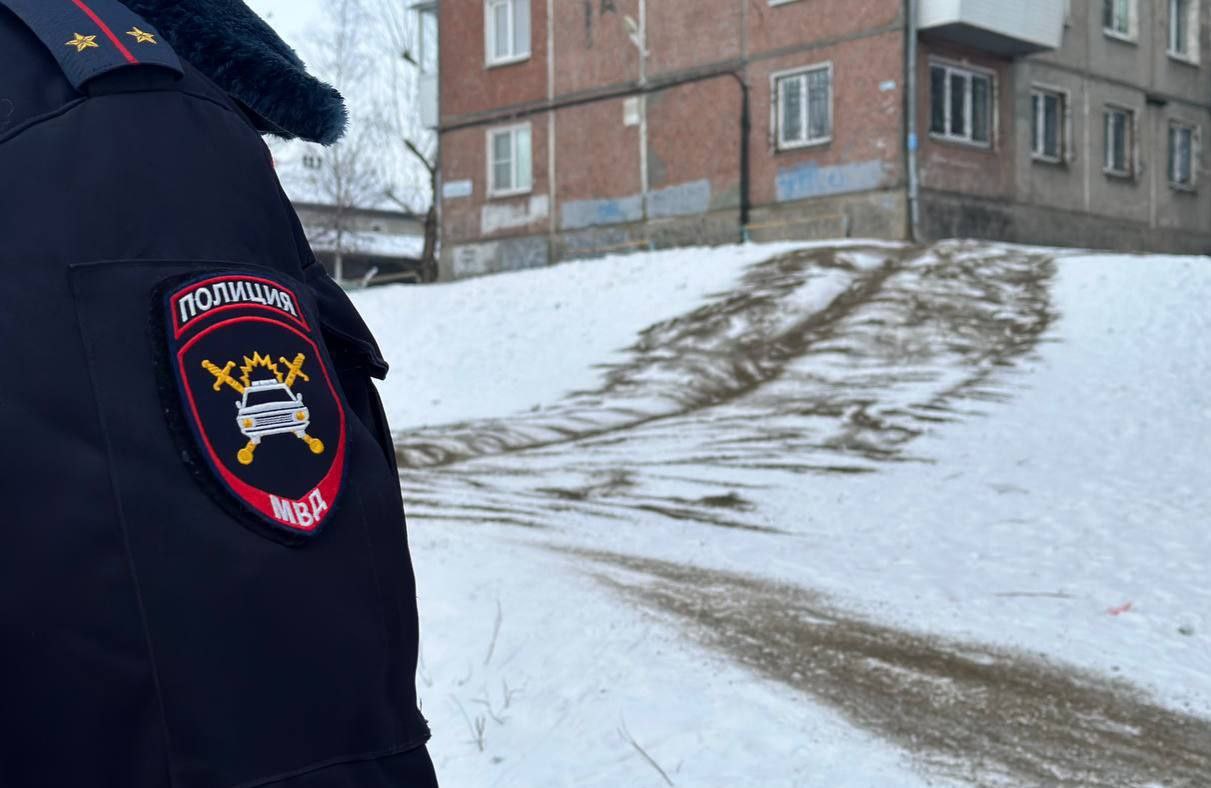 ОСТОРОЖНО: ГОРКИ!. Зимой дети с нетерпением ждут, когда появятся снежные горки, чтобы весело кататься с них на санках и ледянках