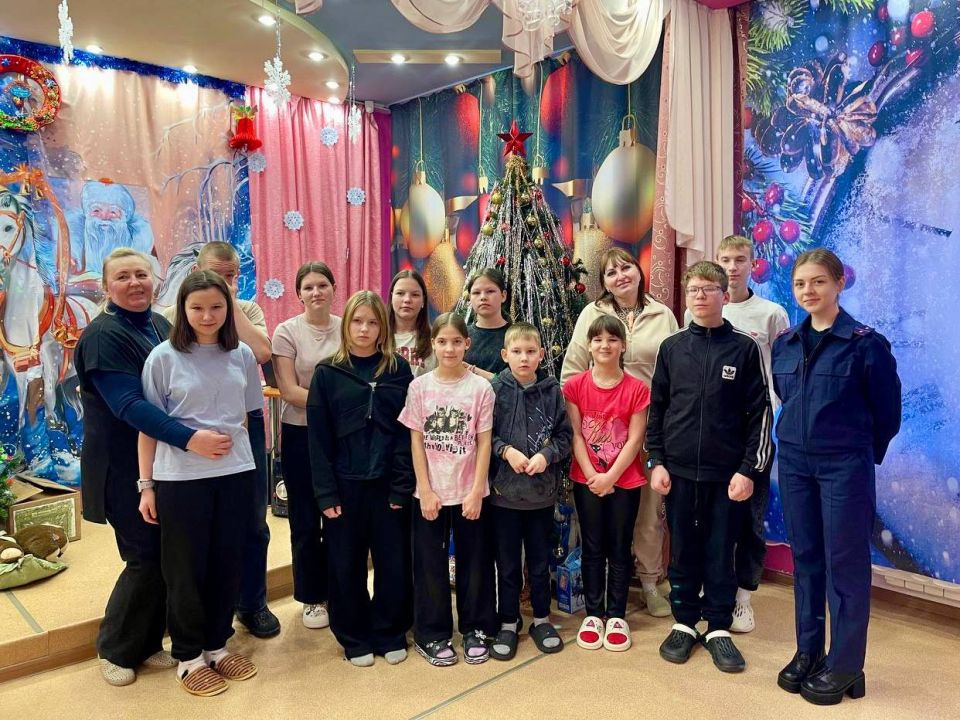 Сотрудники следственного управления СК России по Кировской области поздравили с Новым годом воспитанников центра помощи детям, оставшимся без попечения родителей