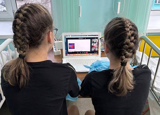 Кировские медики повторно оказали помощь сёстрам-близнецам с редкой патологией рук