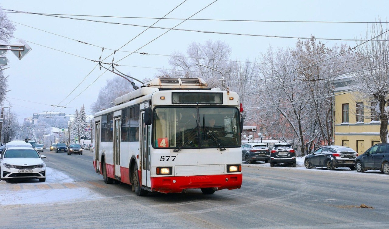 В Кирове продолжаются ремонтные работы на троллейбусной сети, где произошел разрыв кабеля
