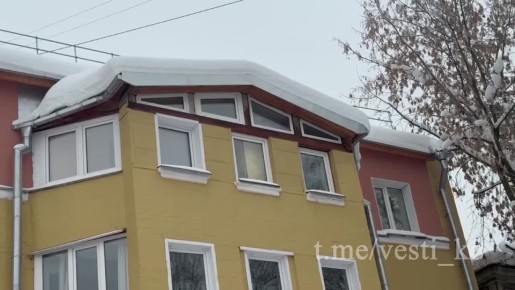 Сначала гололед, потом снегопады, сейчас - сосульки и наледь на крышах