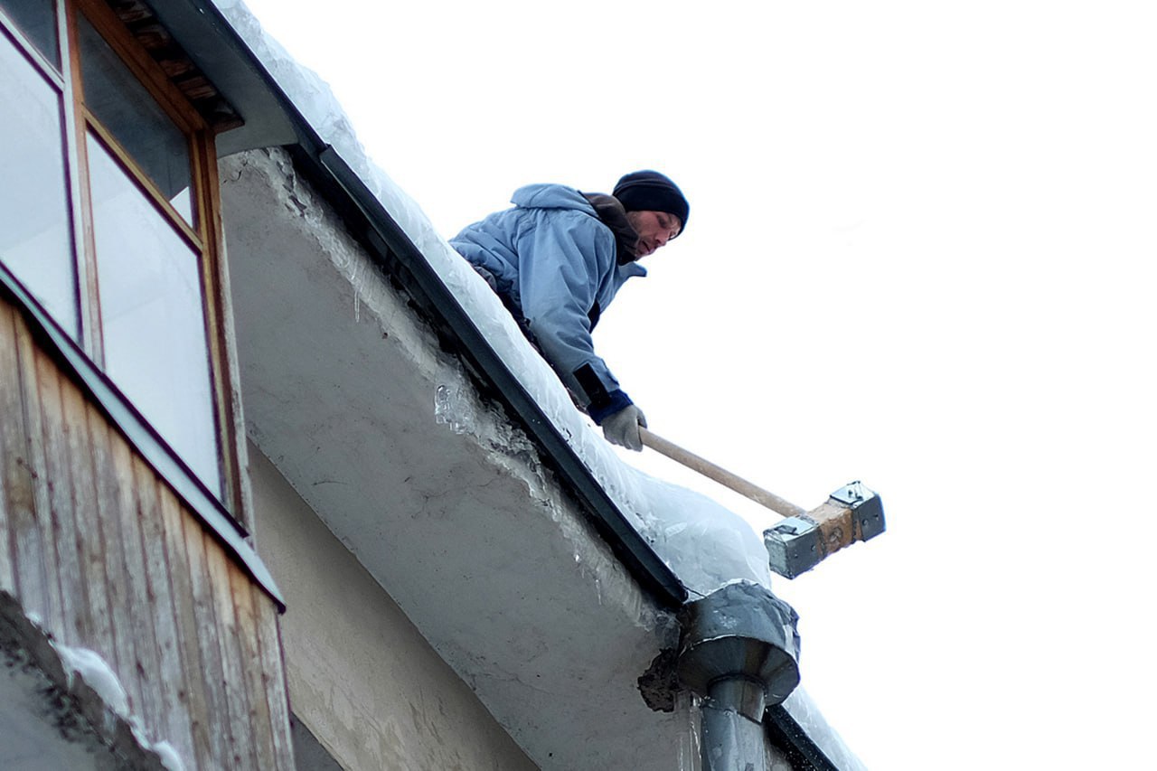 Государственная жилищная инспекция Кировской области с начала зимнего сезона проводит рейды по содержанию дворов и крыш