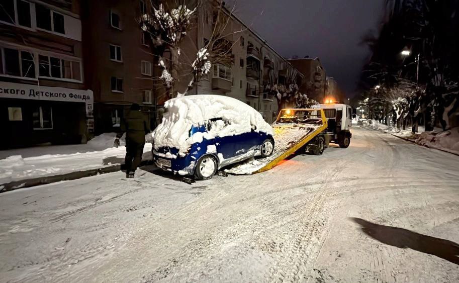 В Кирове начали перемещать авто, мешающие уборке снега