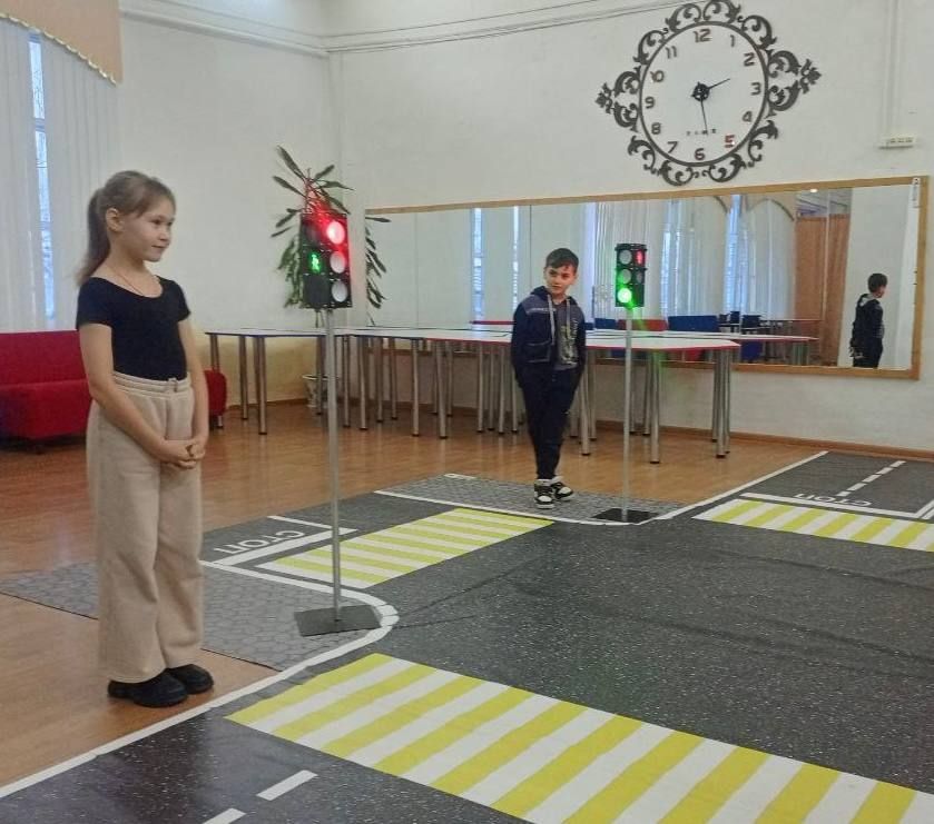 Автоинспекторы Омутнинского района провели для школьников занятие по правилам безопасного поведения на дороге