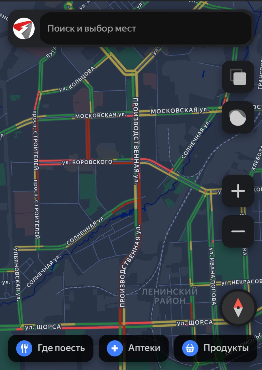 На перекрестке улиц Воровского и Производственной собралась пробка из-за неработающего светофора На перекрестке улиц Воровского и Производственной собралась пробка из-за неработающего светофора
