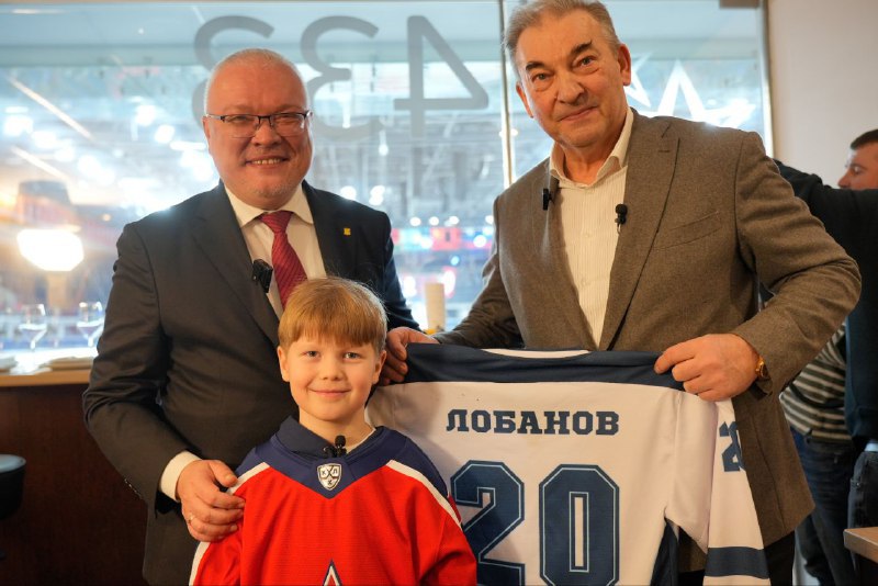 Юный хоккеист из Кирова посмотрел матч с Владиславом Третьяком в столице