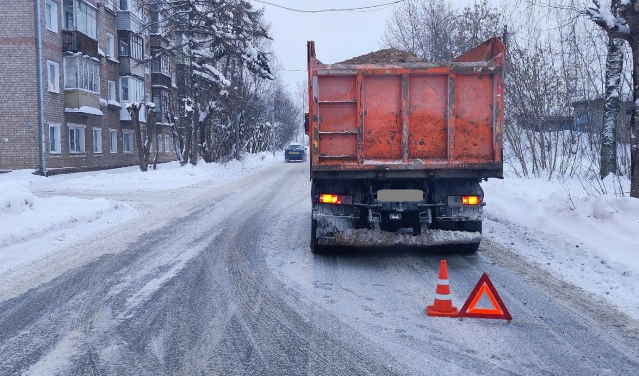8-летняя девочка пострадала в ДТП с грузовиком в Кирове 8-летняя девочка пострадала в ДТП с грузовиком в Кирове