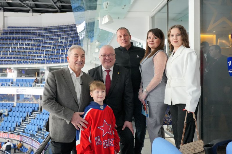 Юный хоккеист из Кирова посмотрел матч с Владиславом Третьяком в столице Юный хоккеист из Кирова посмотрел матч с Владиславом Третьяком в столице