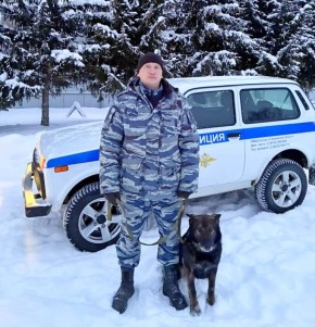 Полицейский со служебной собакой спасли замерзающего мужчину