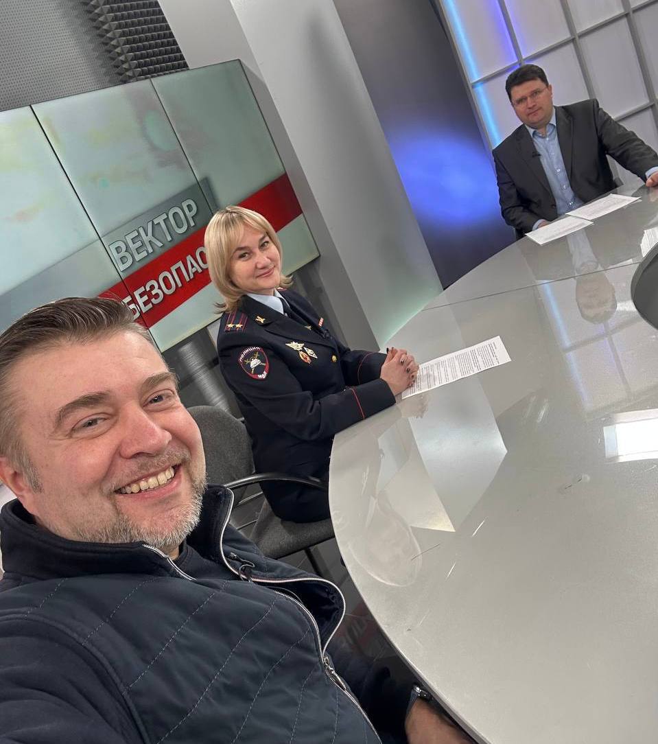 Кировские автоинспекторы вместе с журналистами открывают новый телевизионный проект «Вектор безопасности» Кировские автоинспекторы вместе с журналистами открывают новый телевизионный проект «Вектор безопасности»