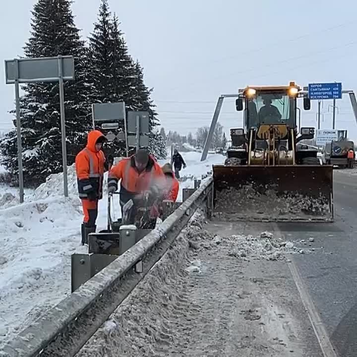 В Кировской области для безопасного движения зимой следят не только за дорогами, но и за искусственными сооружениями — мостами, путепроводами и трубами