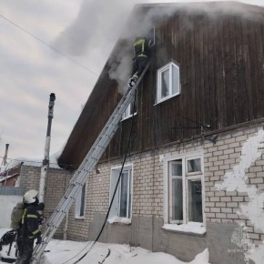 В Кирове 23 пожарных отстояли дом от огня