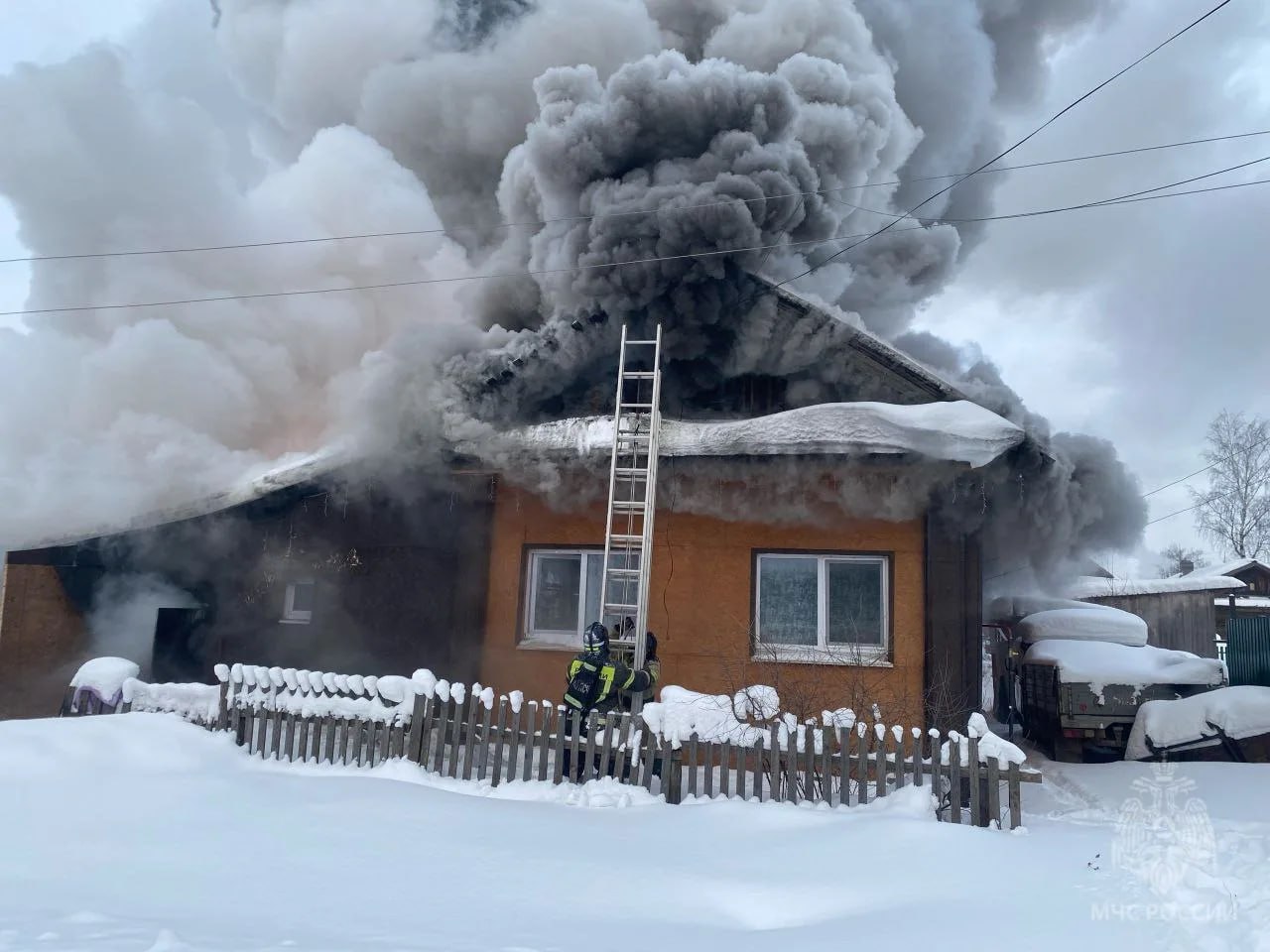 В Котельниче сегодня днем загорелся частный жилой дом