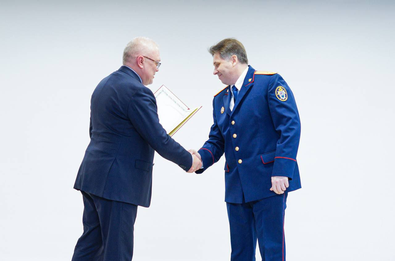 Александр Соколов поздравил сотрудников и ветеранов следственного управления СК РФ по Кировской области с 15-летием со дня образования ведомства Александр Соколов поздравил сотрудников и ветеранов следственного управления СК РФ по Кировской области с 15-летием со дня образования ведомства