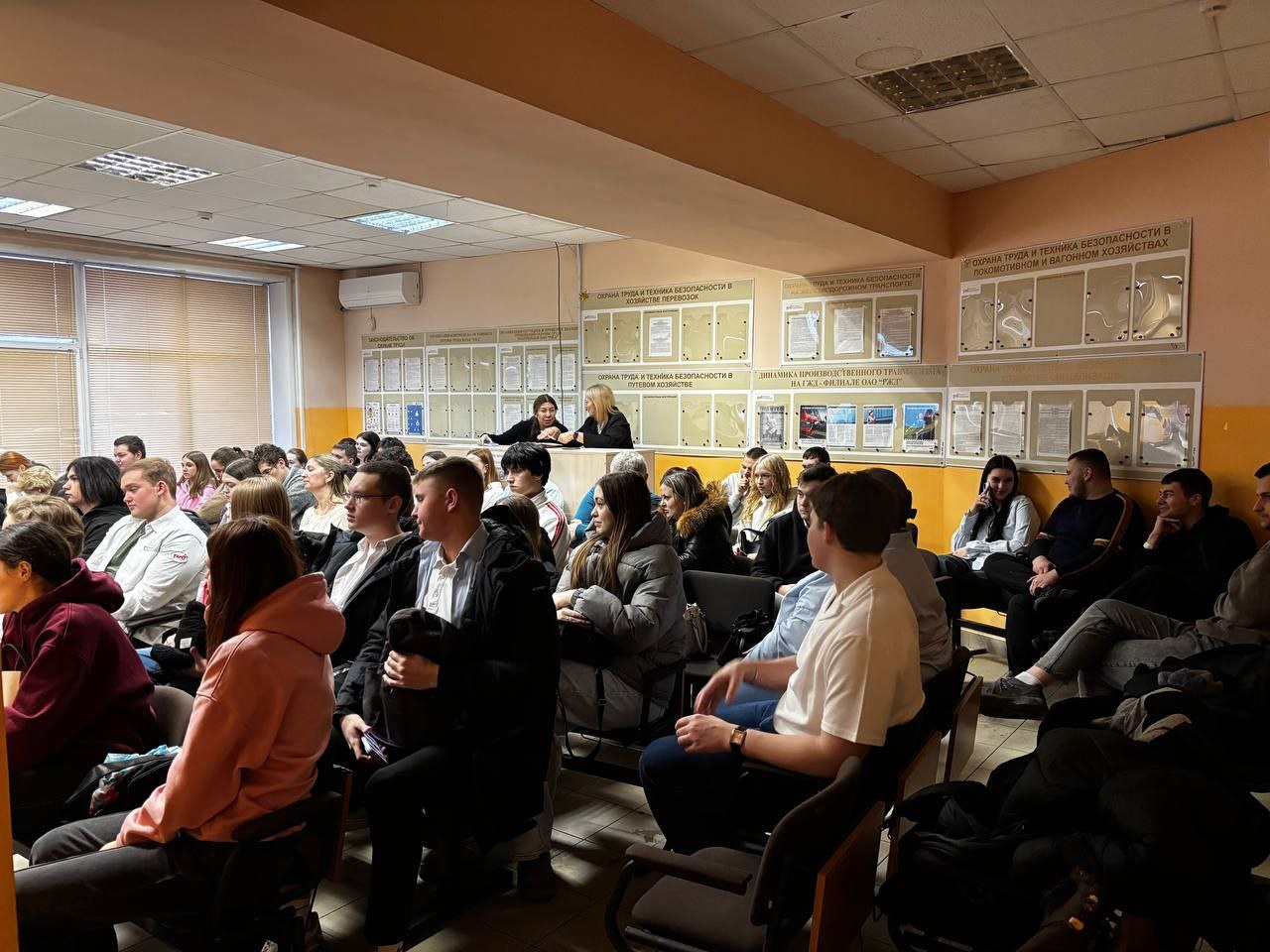 В рамках акции "Студенческий десант" учащимся железнодорожного техникума напомнили о соблюдении здорового образа жизни и личной безопасности В рамках акции "Студенческий десант" учащимся железнодорожного техникума напомнили о соблюдении здорового образа жизни и личной безопасности