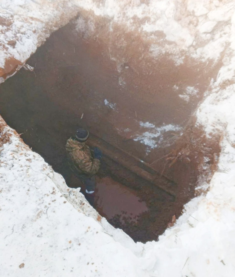 В п. Верхошижемье уже второй день устраняют коммунальную аварию на ул. Пионерской