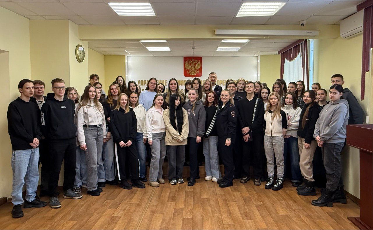 Сотрудники УМВД России по городу Кирову присоединились к проведению Всероссийской акции МВД России «Студенческий десант» и организовали посещение подразделения студентами Волго-Вятского колледжа информатики, финансов, права...