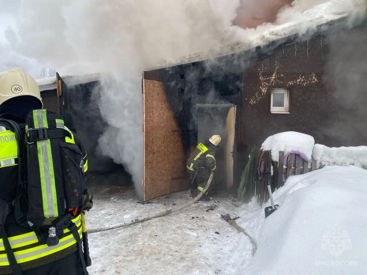 В Котельниче сегодня днем загорелся частный жилой дом В Котельниче сегодня днем загорелся частный жилой дом