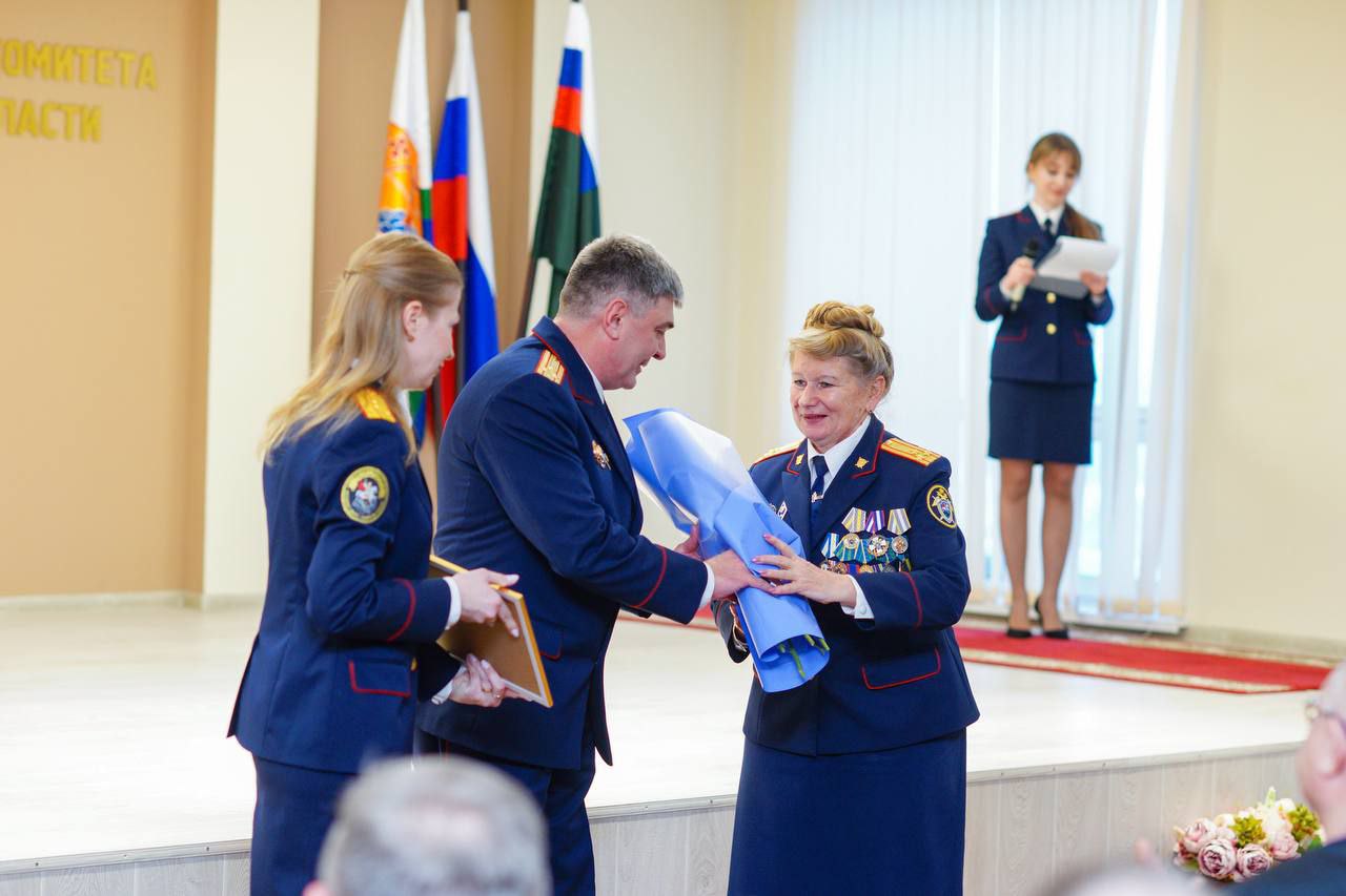 Александр Соколов поздравил сотрудников и ветеранов следственного управления СК РФ по Кировской области с 15-летием со дня образования ведомства Александр Соколов поздравил сотрудников и ветеранов следственного управления СК РФ по Кировской области с 15-летием со дня образования ведомства