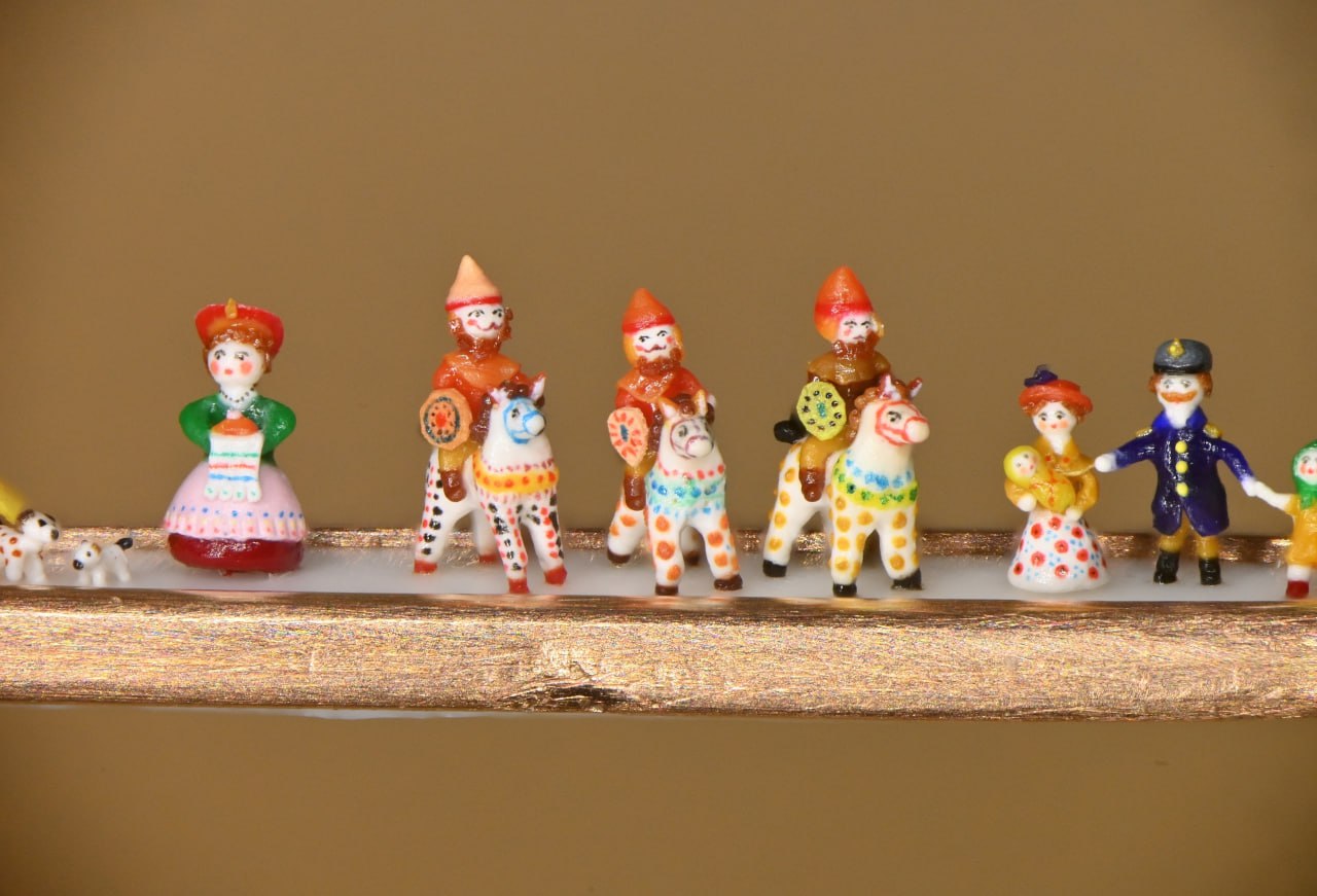 Мастер-микроминиатюрист из Новосибирска создал самые маленькие в мире дымковские игрушки Мастер-микроминиатюрист из Новосибирска создал самые маленькие в мире дымковские игрушки