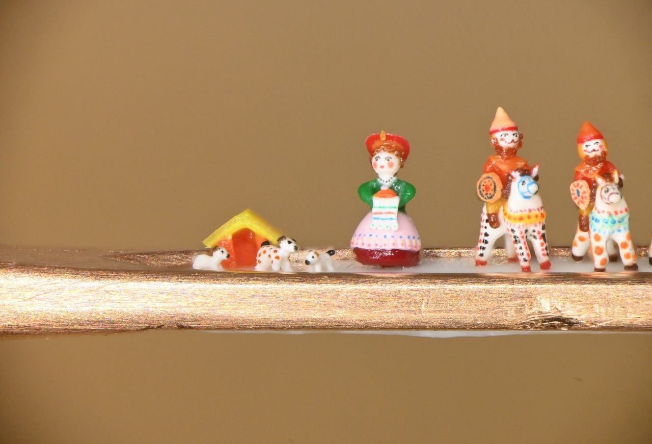 Мастер-микроминиатюрист из Новосибирска создал самые маленькие в мире дымковские игрушки Мастер-микроминиатюрист из Новосибирска создал самые маленькие в мире дымковские игрушки