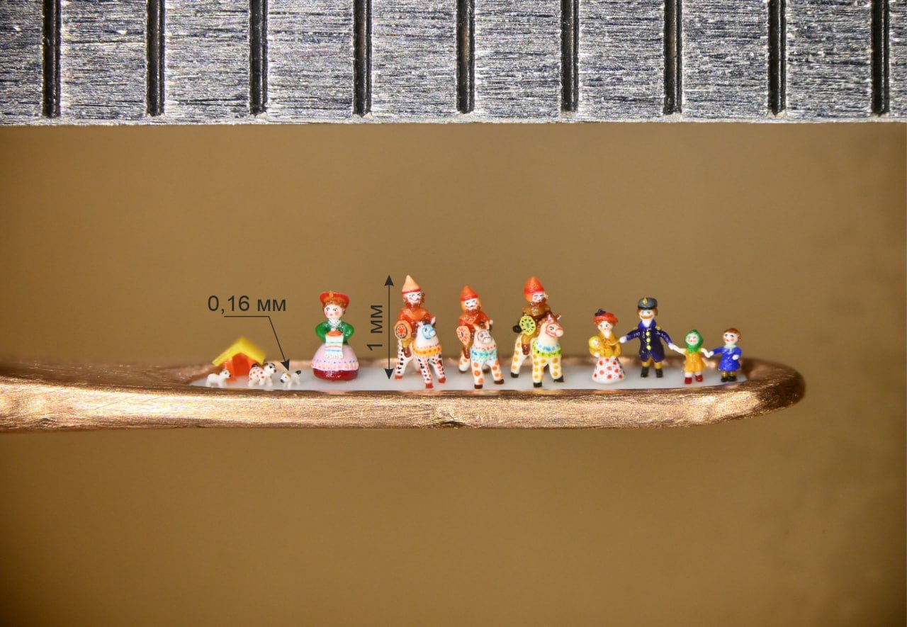 Мастер-микроминиатюрист из Новосибирска создал самые маленькие в мире дымковские игрушки