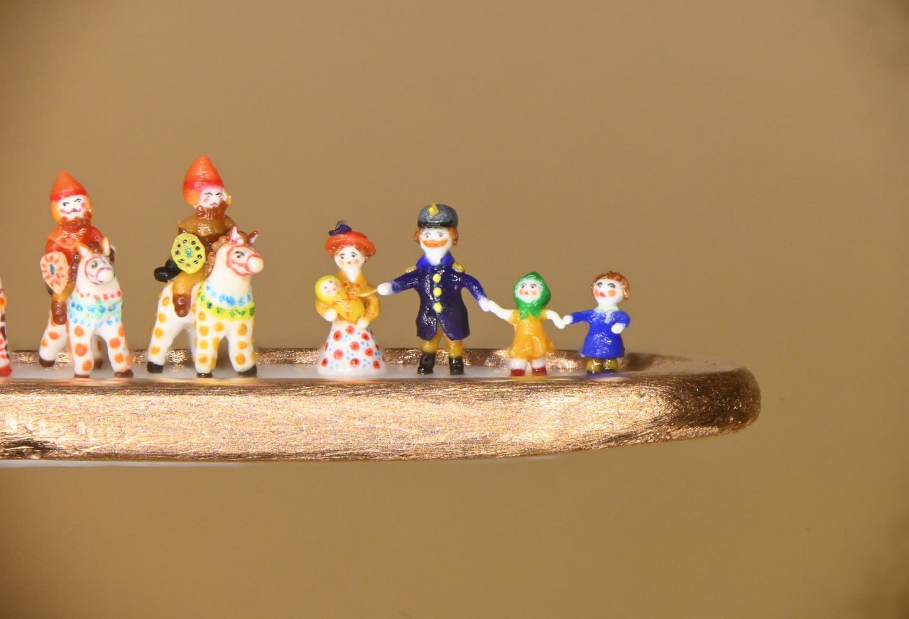 Мастер-микроминиатюрист из Новосибирска создал самые маленькие в мире дымковские игрушки Мастер-микроминиатюрист из Новосибирска создал самые маленькие в мире дымковские игрушки