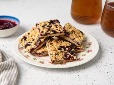 Песочное печенье с черной смородиной