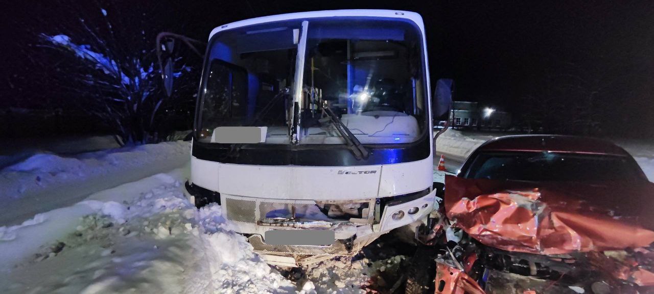 Водитель легковушки погиб при столкновении с автобусом