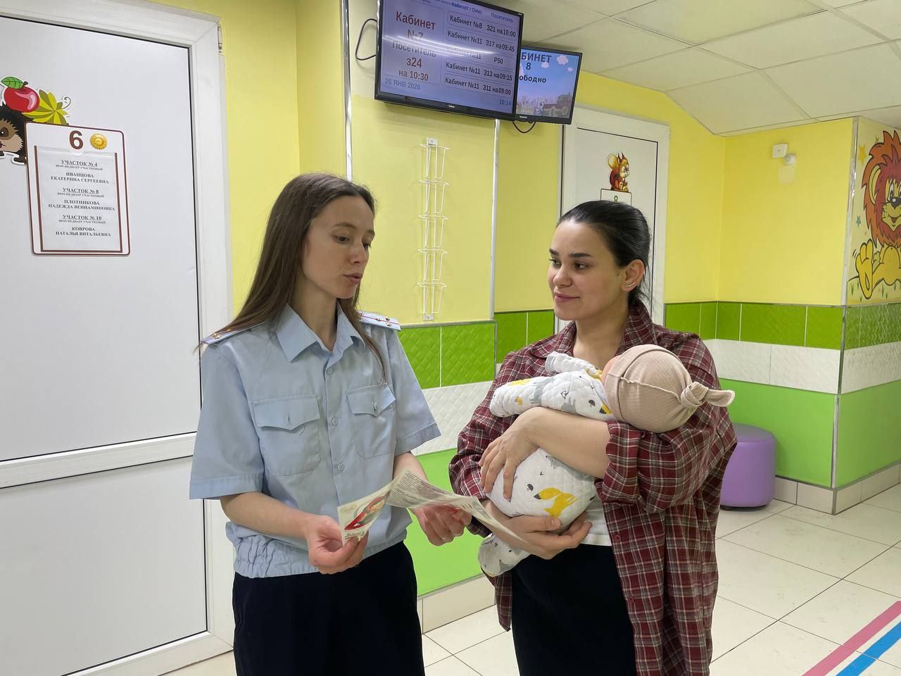 Автоинспекторы проводят ликбезы для родителей в медицинских учреждениях Автоинспекторы проводят ликбезы для родителей в медицинских учреждениях