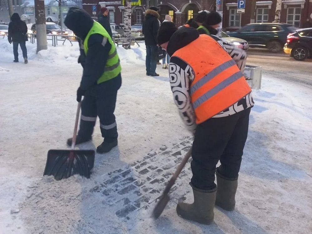 В Кирове за выходные вывезли 19 тысяч кубов снега и распределили более 200 тонн противогололёдных материалов
