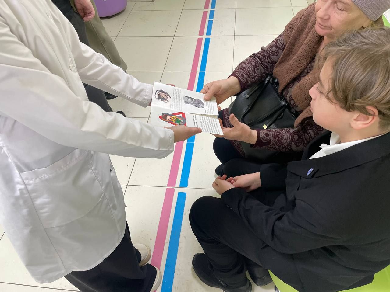 Автоинспекторы проводят ликбезы для родителей в медицинских учреждениях Автоинспекторы проводят ликбезы для родителей в медицинских учреждениях