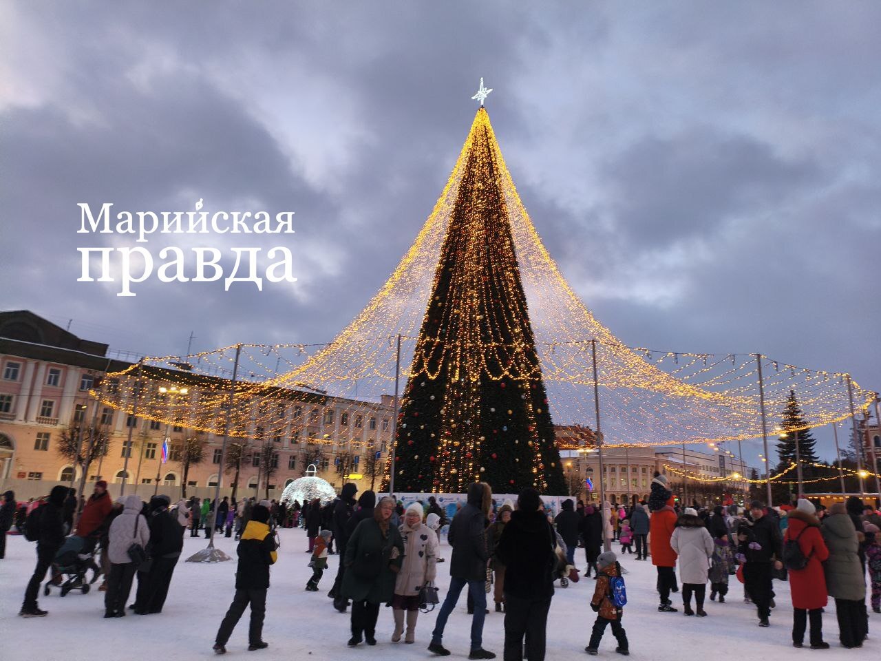 #кактамусоседей. В Йошкар-Оле начали разбирать главную новогоднюю елку, установленную на площади Ленина