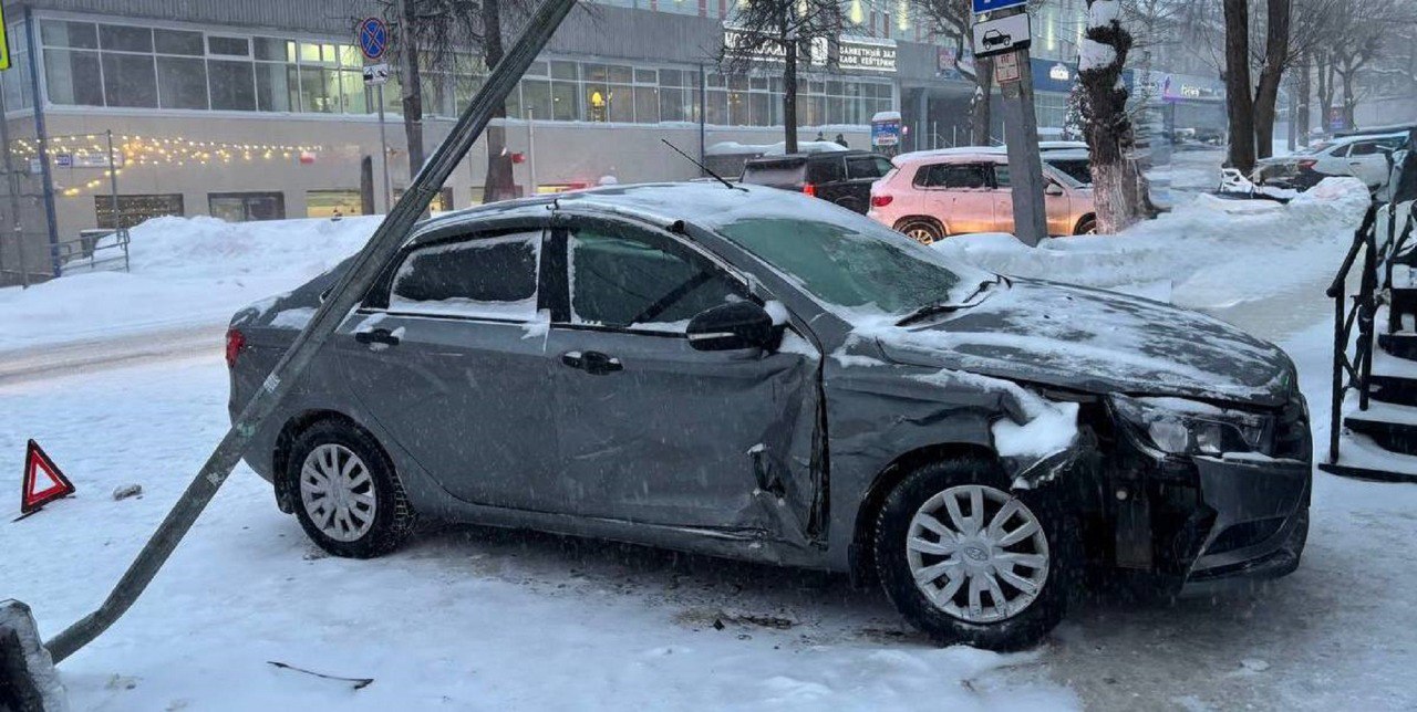На перекрестке Московской и Свободы столкнулись две «Весты» На перекрестке Московской и Свободы столкнулись две «Весты»