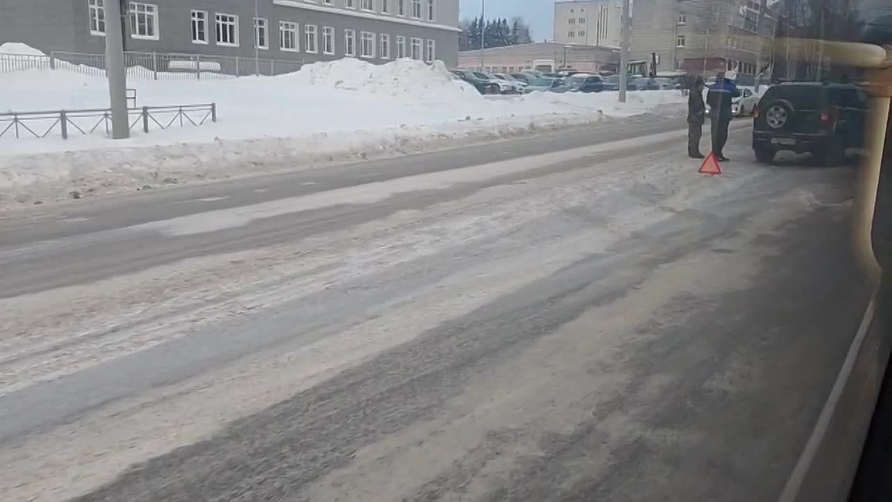 Авария сегодня утром на проспекте Строителей в Кирове