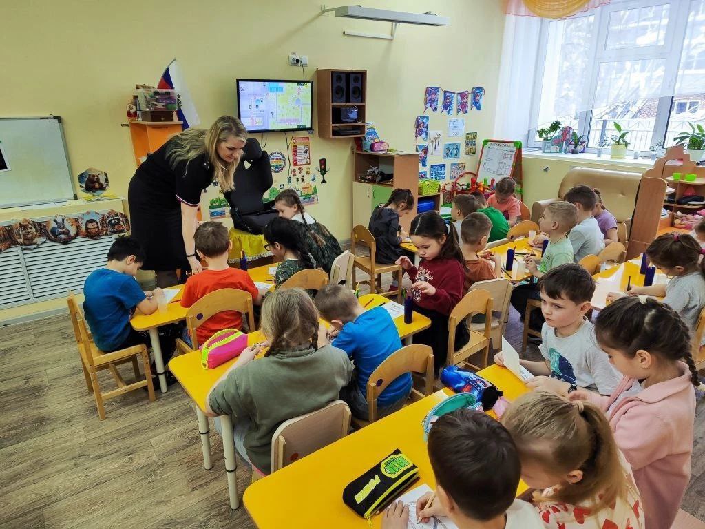 . Сотрудники Госавтоинспекции г.Кирова проводят уроки безопасности для дошколят . Сотрудники Госавтоинспекции г.Кирова проводят уроки безопасности для дошколят