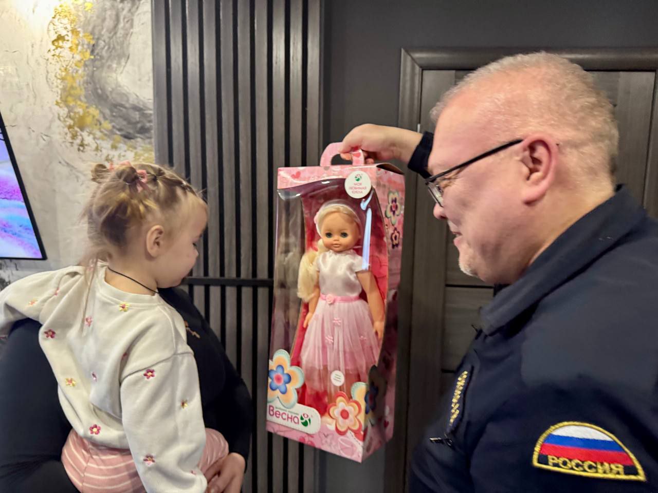 Александр Соколов лично доставил 5-летнему Марку из Веселовского округа подарок с "Елки желаний" Александр Соколов лично доставил 5-летнему Марку из Веселовского округа подарок с "Елки желаний"