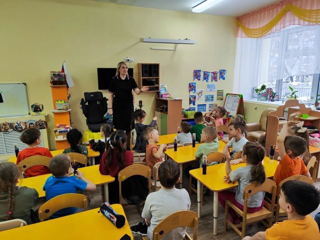 . Сотрудники Госавтоинспекции г.Кирова проводят уроки безопасности для дошколят . Сотрудники Госавтоинспекции г.Кирова проводят уроки безопасности для дошколят