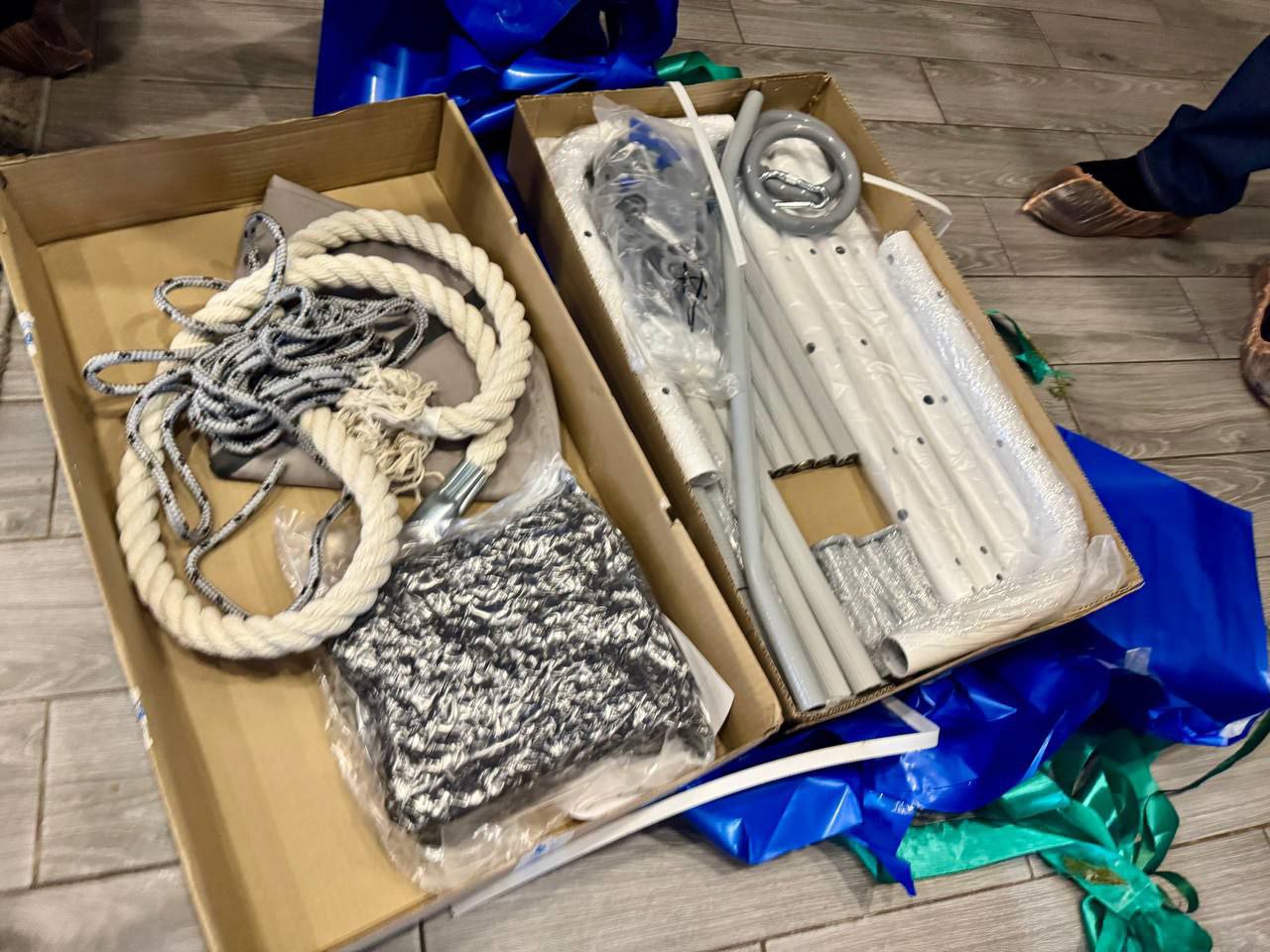 Александр Соколов лично доставил 5-летнему Марку из Веселовского округа подарок с "Елки желаний" Александр Соколов лично доставил 5-летнему Марку из Веселовского округа подарок с "Елки желаний"